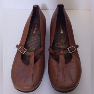 flat shoes brand azaleia size 9 color brown